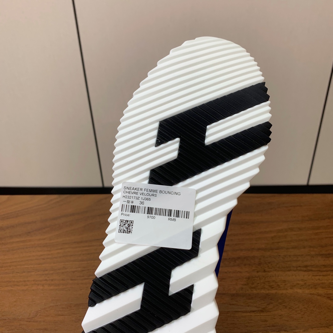 【Herm*s】情侣款顶级版本运动鞋。上脚轻便舒适。鞋面羊京搭配定制网面。羊皮垫脚。增高3cm。原版开模