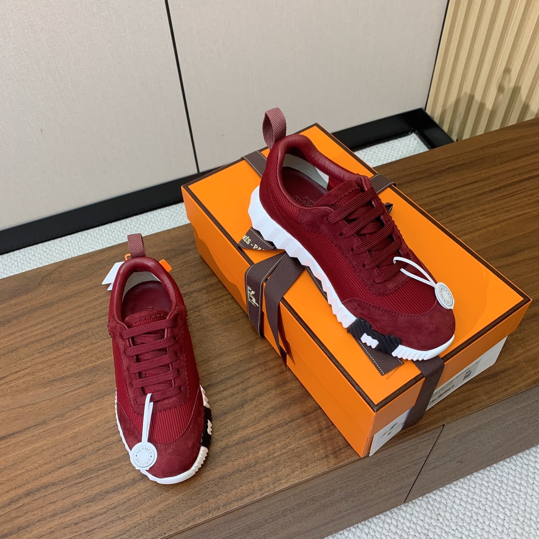 【Herm*s】情侣款顶级版本运动鞋。上脚轻便舒适。鞋面羊京搭配定制网面。羊皮垫脚。增高3cm。原版开模