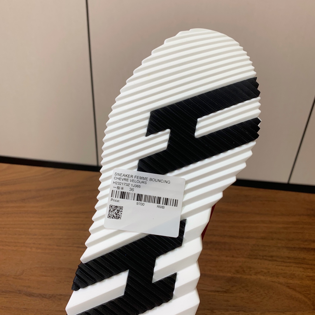 【Herm*s】情侣款顶级版本运动鞋。上脚轻便舒适。鞋面羊京搭配定制网面。羊皮垫脚。增高3cm。原版开模
