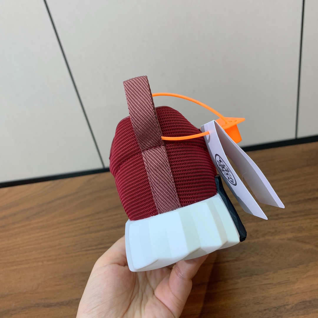 【Herm*s】情侣款顶级版本运动鞋。上脚轻便舒适。鞋面羊京搭配定制网面。羊皮垫脚。增高3cm。原版开模