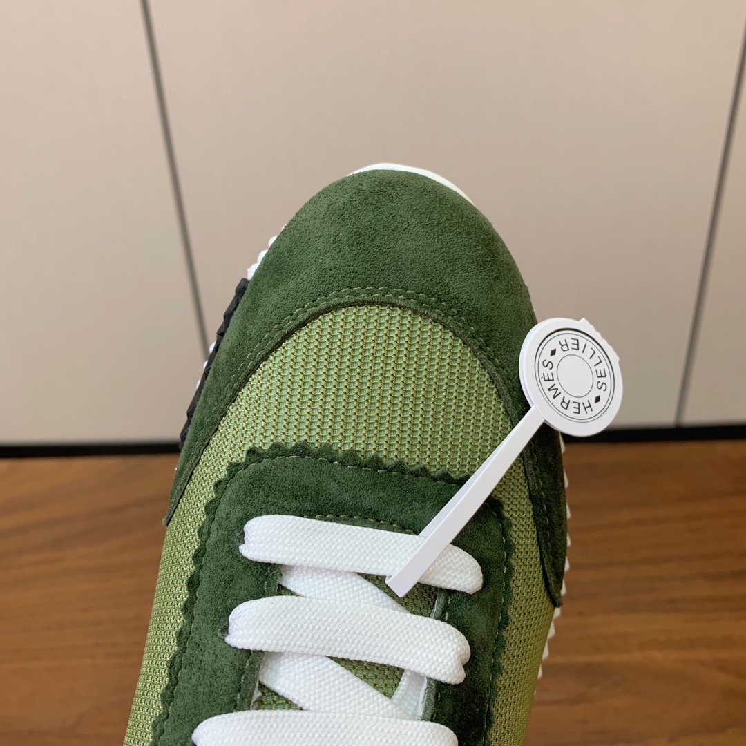 【Herm*s】情侣款顶级版本运动鞋。上脚轻便舒适。鞋面羊京搭配定制网面。羊皮垫脚。增高3cm。原版开模