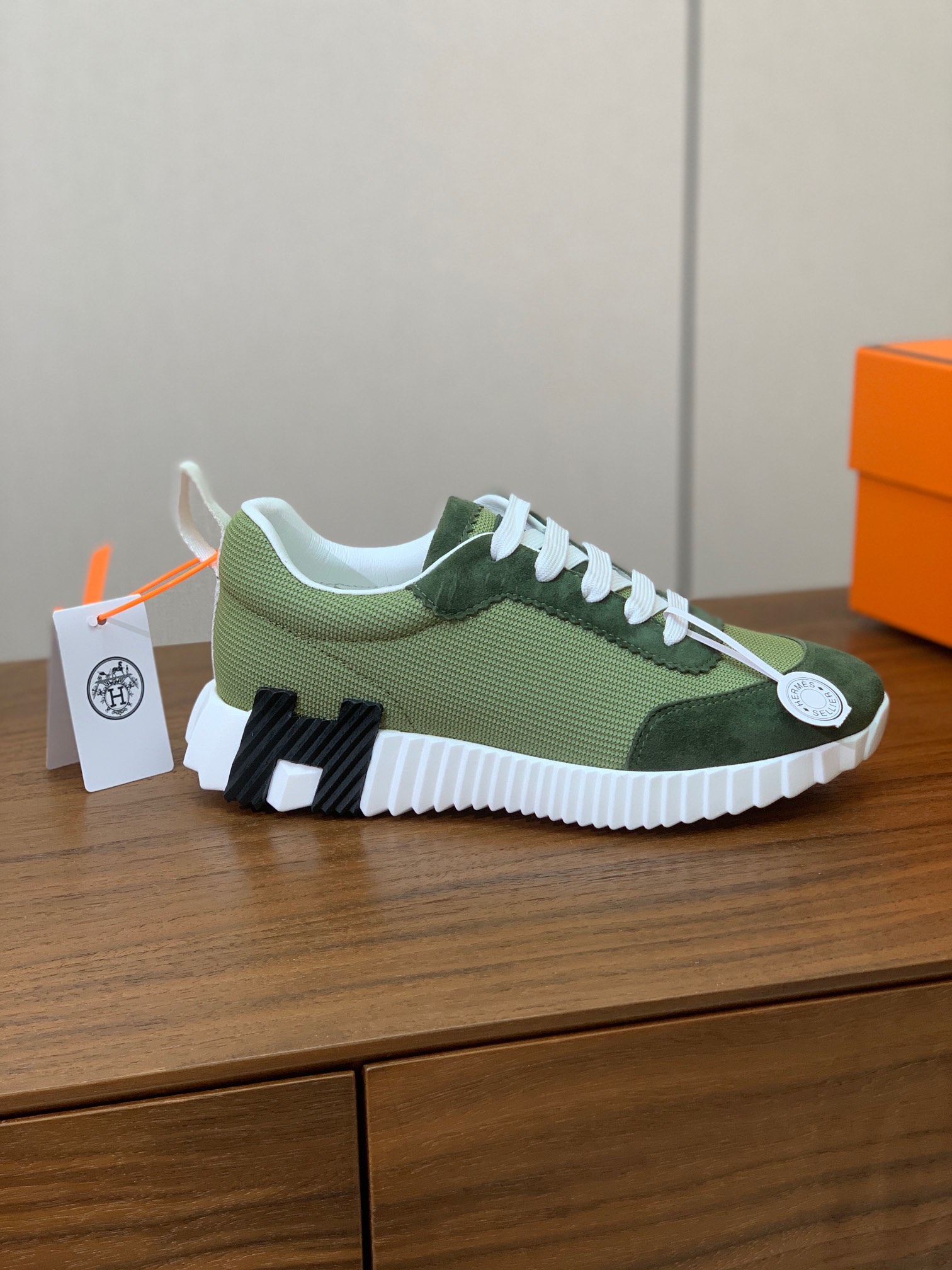 【Herm*s】情侣款顶级版本运动鞋。上脚轻便舒适。鞋面羊京搭配定制网面。羊皮垫脚。增高3cm。原版开模