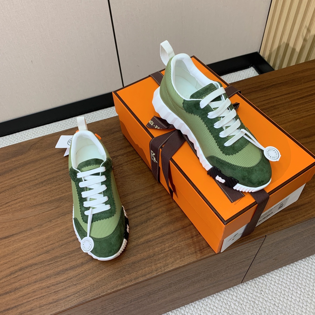 【Herm*s】情侣款顶级版本运动鞋。上脚轻便舒适。鞋面羊京搭配定制网面。羊皮垫脚。增高3cm。原版开模