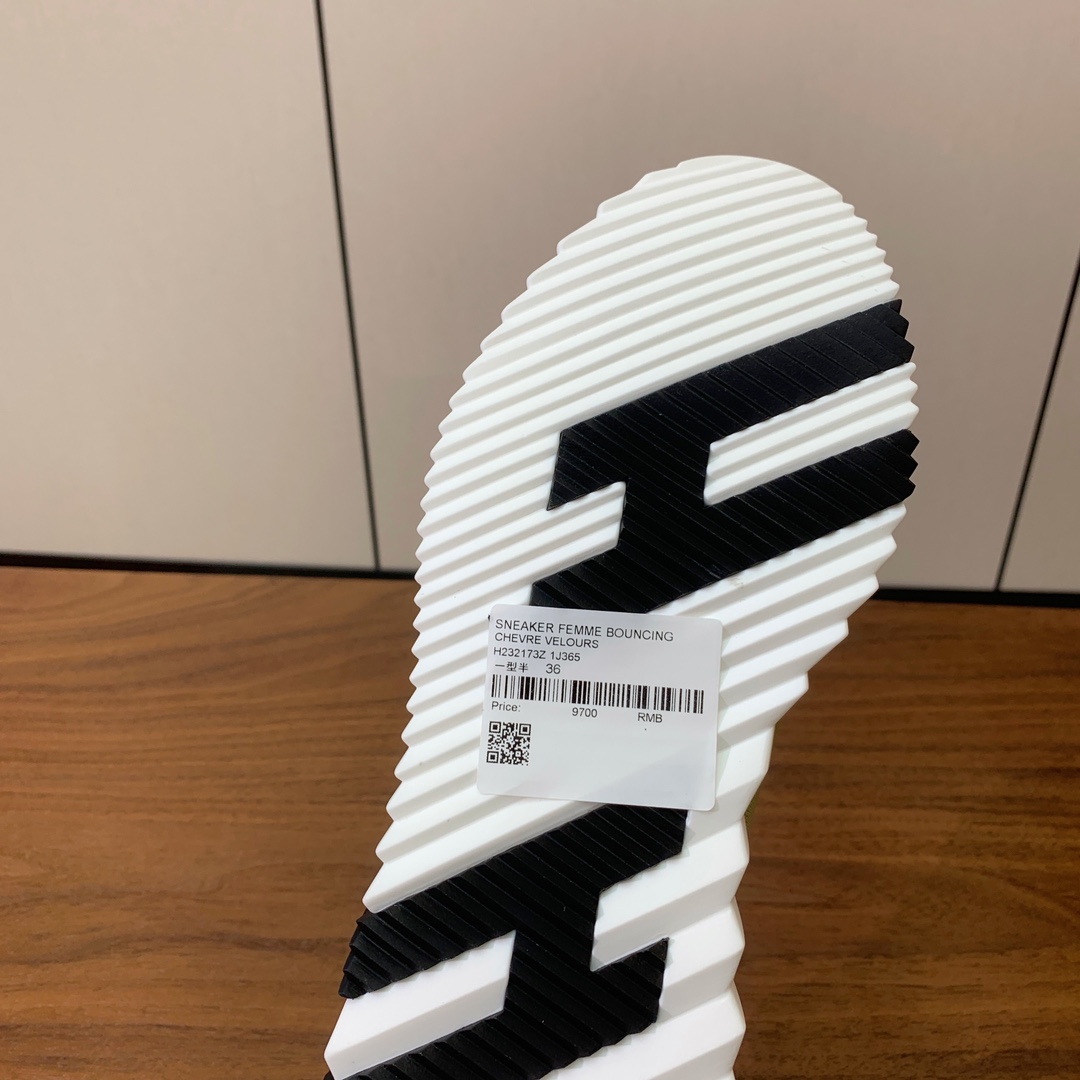 【Herm*s】情侣款顶级版本运动鞋。上脚轻便舒适。鞋面羊京搭配定制网面。羊皮垫脚。增高3cm。原版开模