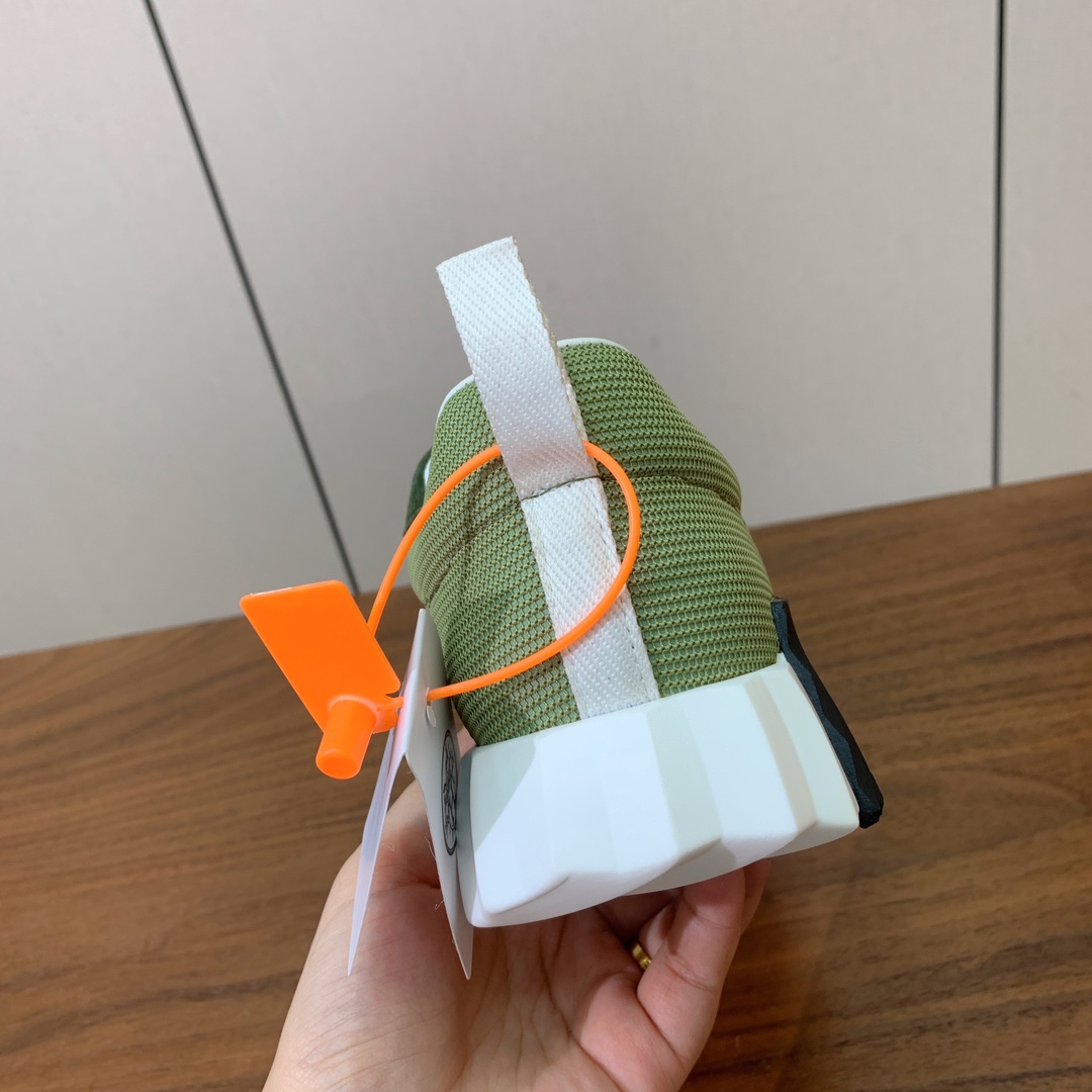 【Herm*s】情侣款顶级版本运动鞋。上脚轻便舒适。鞋面羊京搭配定制网面。羊皮垫脚。增高3cm。原版开模