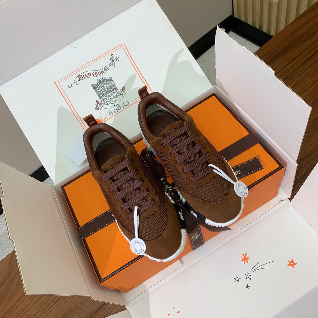 【Herm*s】情侣款顶级版本运动鞋。上脚轻便舒适。鞋面羊京搭配定制网面。羊皮垫脚。增高3cm。原版开模