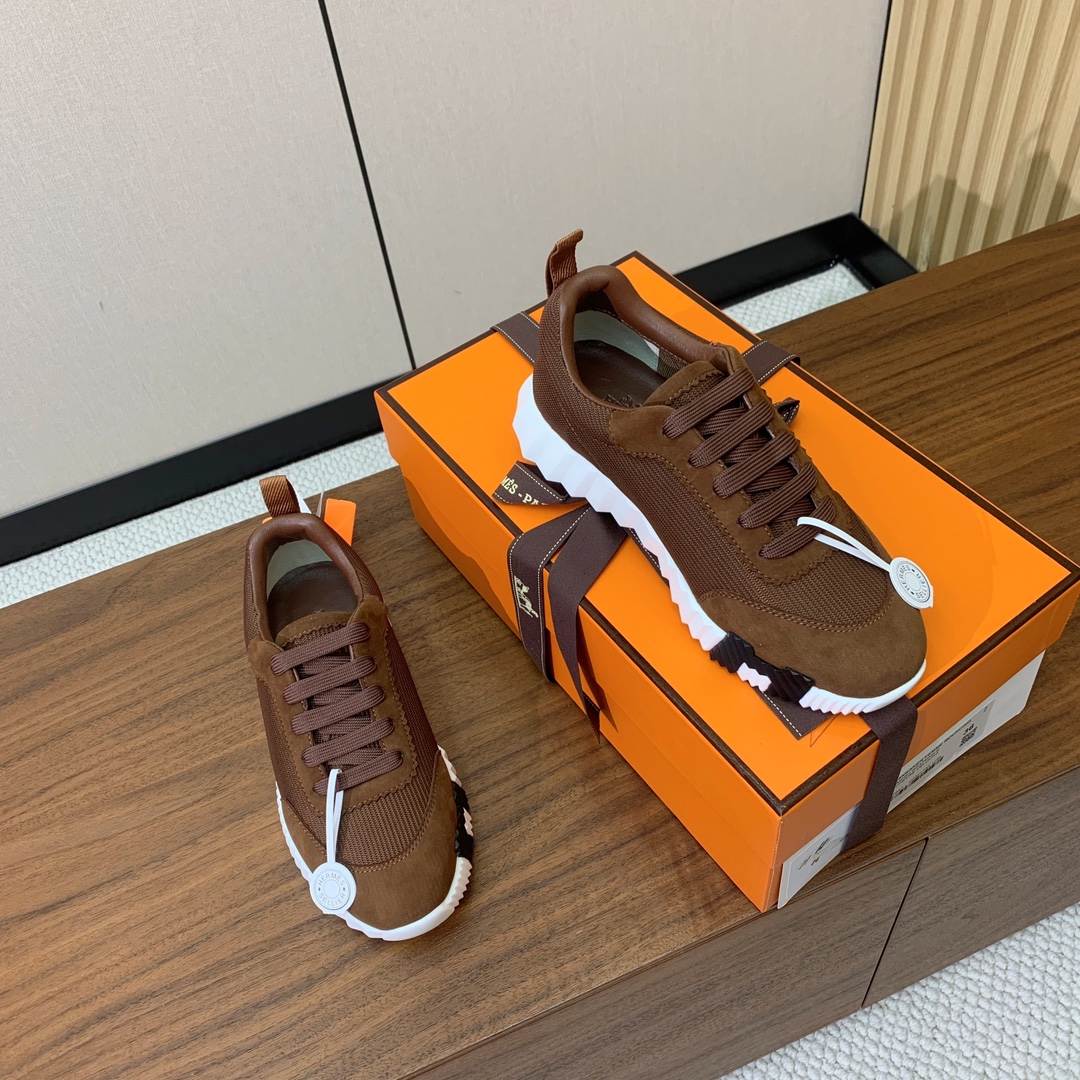 【Herm*s】情侣款顶级版本运动鞋。上脚轻便舒适。鞋面羊京搭配定制网面。羊皮垫脚。增高3cm。原版开模