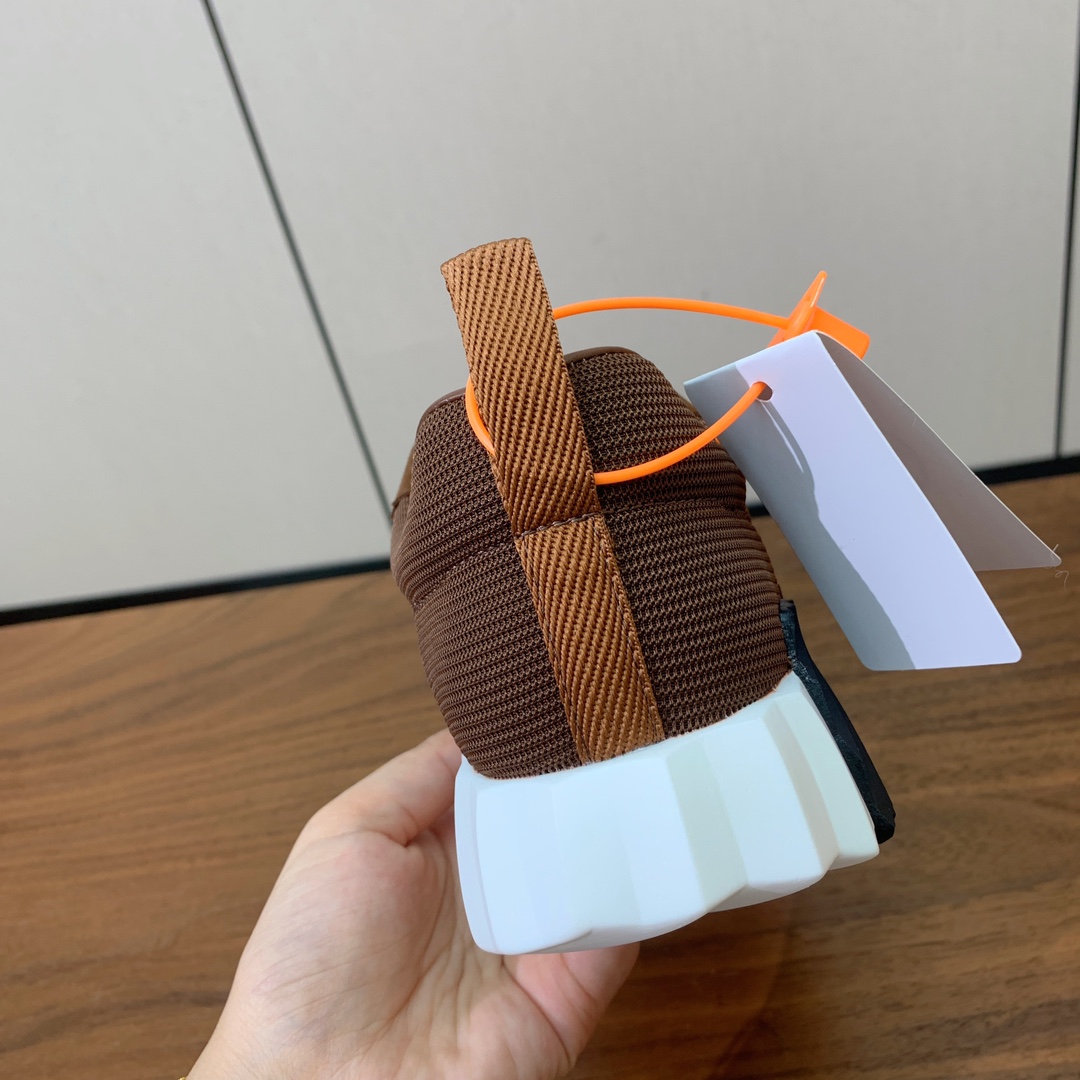 【Herm*s】情侣款顶级版本运动鞋。上脚轻便舒适。鞋面羊京搭配定制网面。羊皮垫脚。增高3cm。原版开模