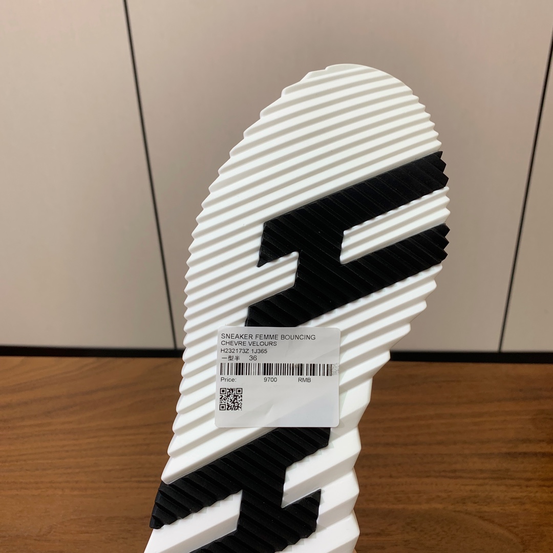 【Herm*s】情侣款顶级版本运动鞋。上脚轻便舒适。鞋面羊京搭配定制网面。羊皮垫脚。增高3cm。原版开模