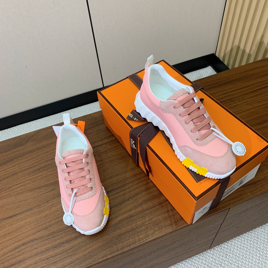【Herm*s】情侣款顶级版本运动鞋。上脚轻便舒适。鞋面羊京搭配定制网面。羊皮垫脚。增高3cm。原版开模