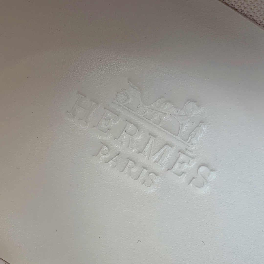 【Herm*s】情侣款顶级版本运动鞋。上脚轻便舒适。鞋面羊京搭配定制网面。羊皮垫脚。增高3cm。原版开模