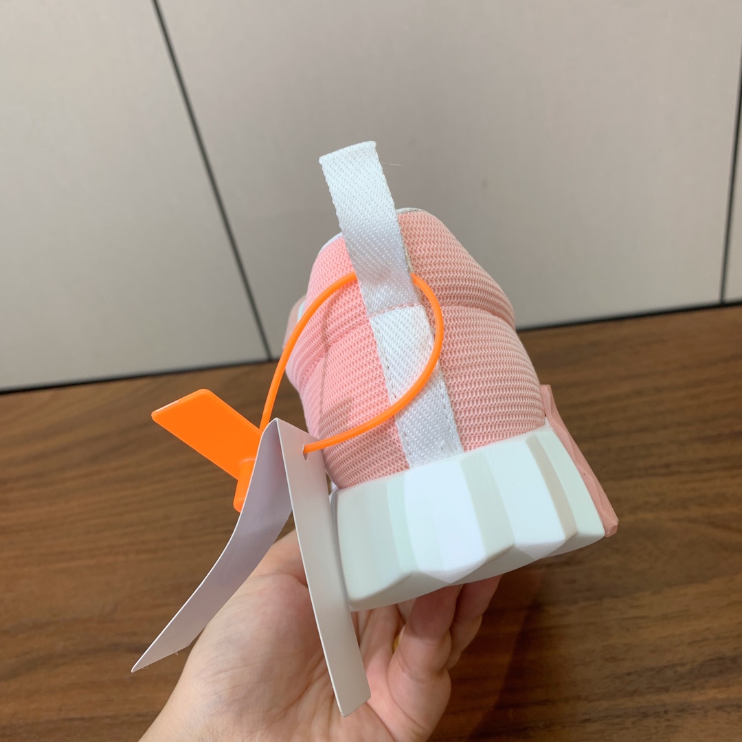 【Herm*s】情侣款顶级版本运动鞋。上脚轻便舒适。鞋面羊京搭配定制网面。羊皮垫脚。增高3cm。原版开模