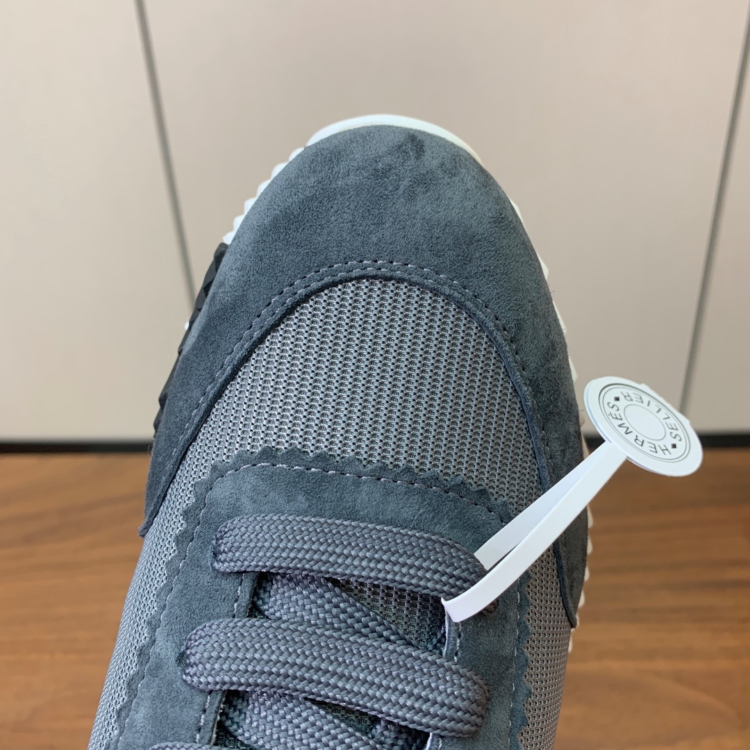 【Herm*s】情侣款顶级版本运动鞋。上脚轻便舒适。鞋面羊京搭配定制网面。羊皮垫脚。增高3cm。原版开模