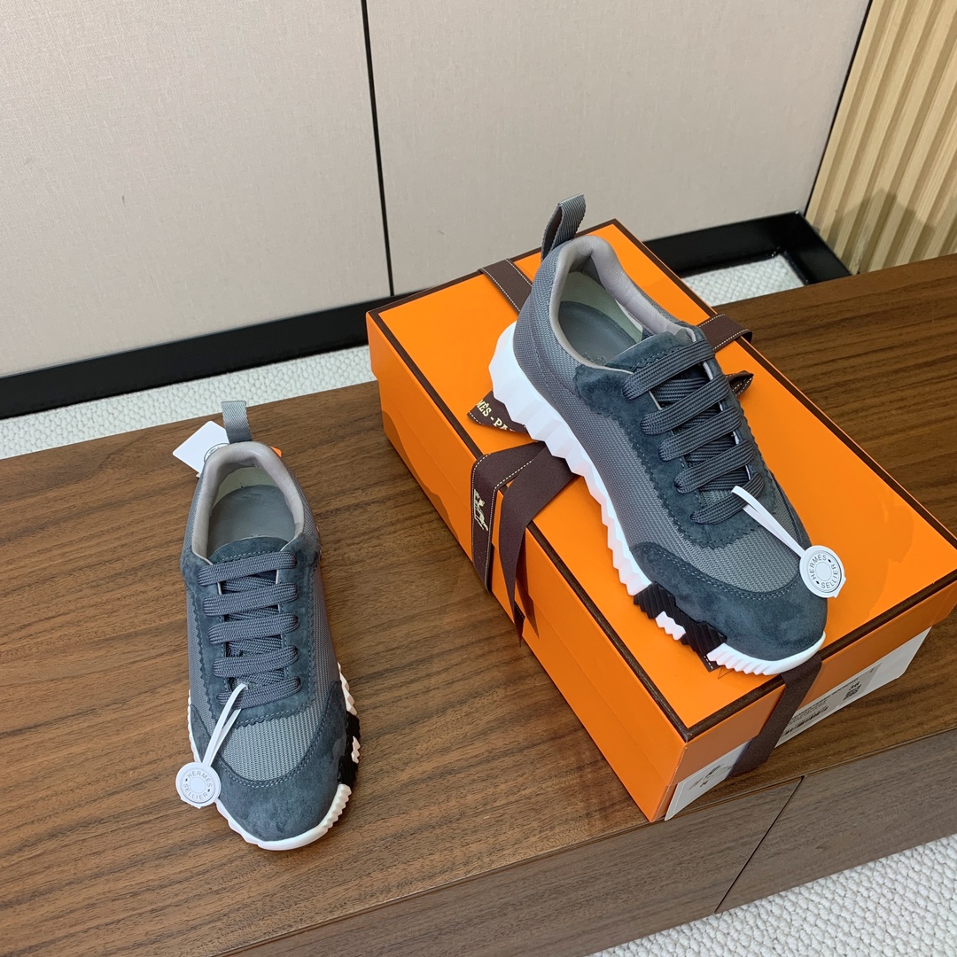【Herm*s】情侣款顶级版本运动鞋。上脚轻便舒适。鞋面羊京搭配定制网面。羊皮垫脚。增高3cm。原版开模
