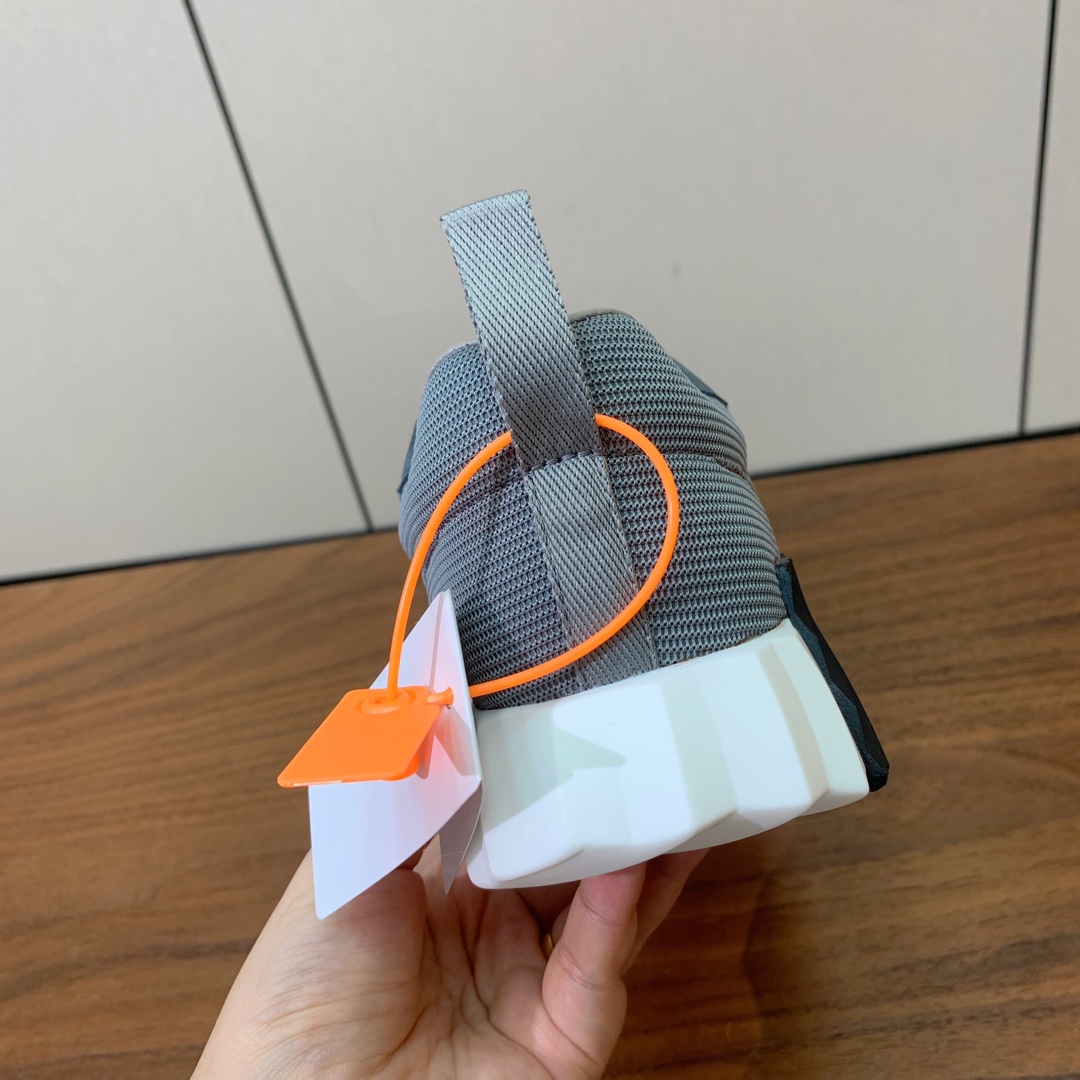 【Herm*s】情侣款顶级版本运动鞋。上脚轻便舒适。鞋面羊京搭配定制网面。羊皮垫脚。增高3cm。原版开模