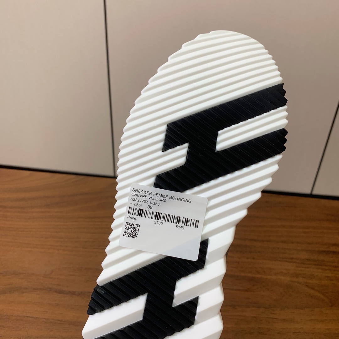 【Herm*s】情侣款顶级版本运动鞋。上脚轻便舒适。鞋面羊京搭配定制网面。羊皮垫脚。增高3cm。原版开模