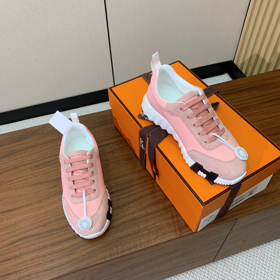 【Herm*s】情侣款顶级版本运动鞋。上脚轻便舒适。鞋面羊京搭配定制网面。羊皮垫脚。增高3cm。原版开模