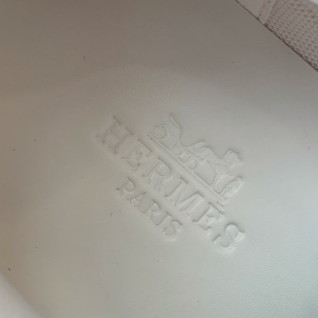 【Herm*s】情侣款顶级版本运动鞋。上脚轻便舒适。鞋面羊京搭配定制网面。羊皮垫脚。增高3cm。原版开模