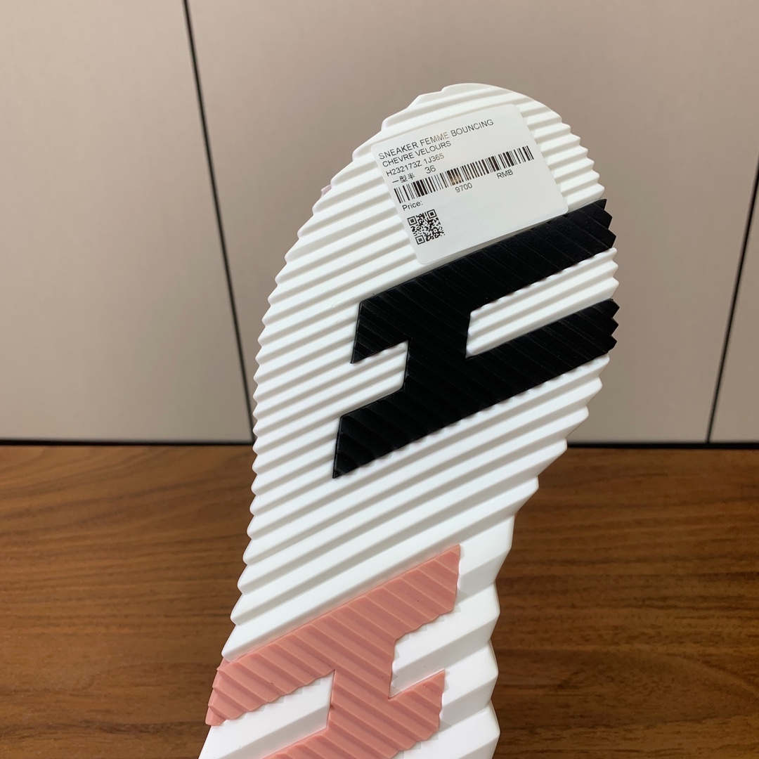 【Herm*s】情侣款顶级版本运动鞋。上脚轻便舒适。鞋面羊京搭配定制网面。羊皮垫脚。增高3cm。原版开模