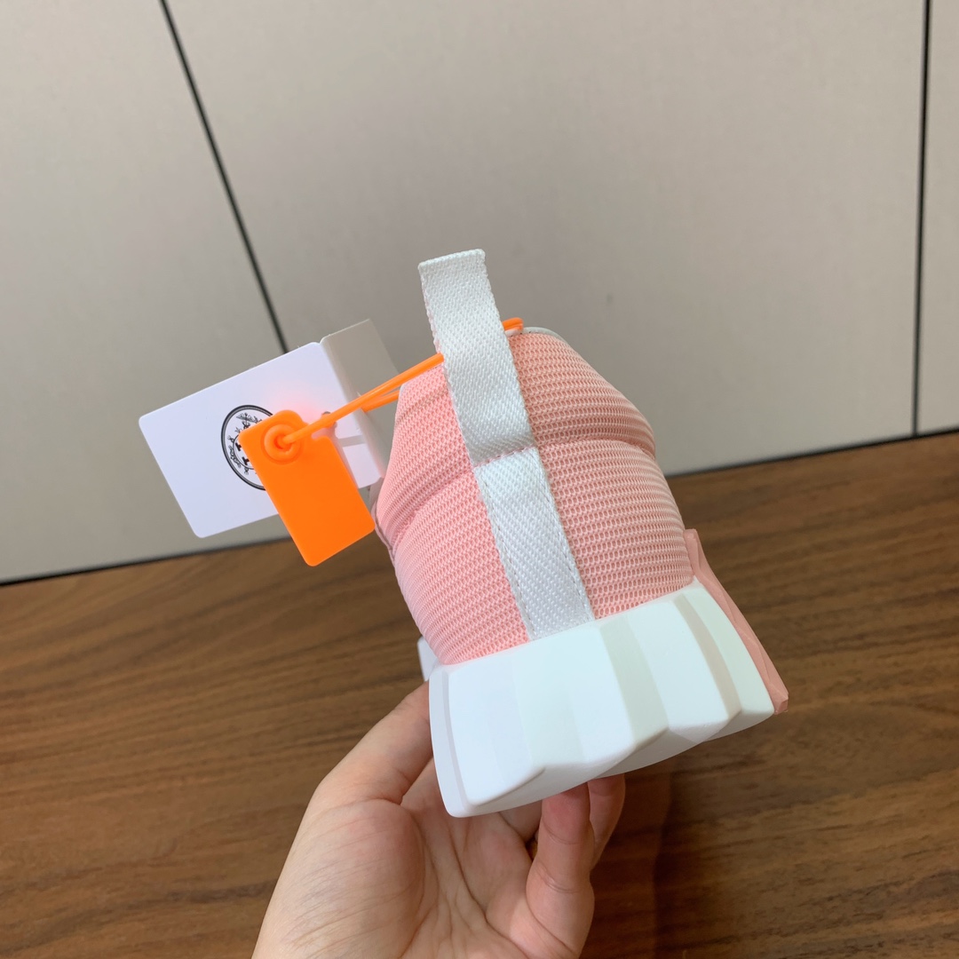 【Herm*s】情侣款顶级版本运动鞋。上脚轻便舒适。鞋面羊京搭配定制网面。羊皮垫脚。增高3cm。原版开模