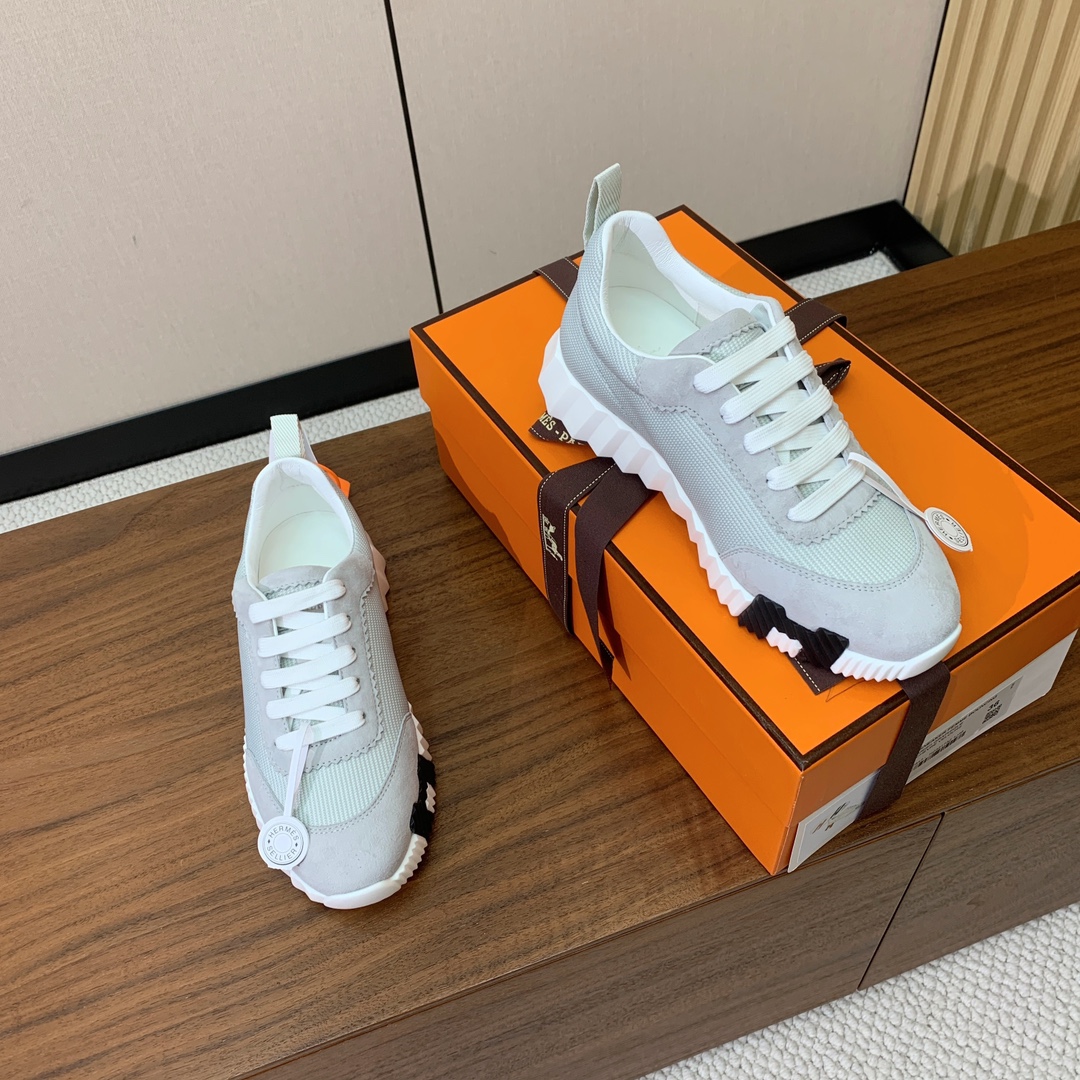 【Herm*s】情侣款顶级版本运动鞋。上脚轻便舒适。鞋面羊京搭配定制网面。羊皮垫脚。增高3cm。原版开模