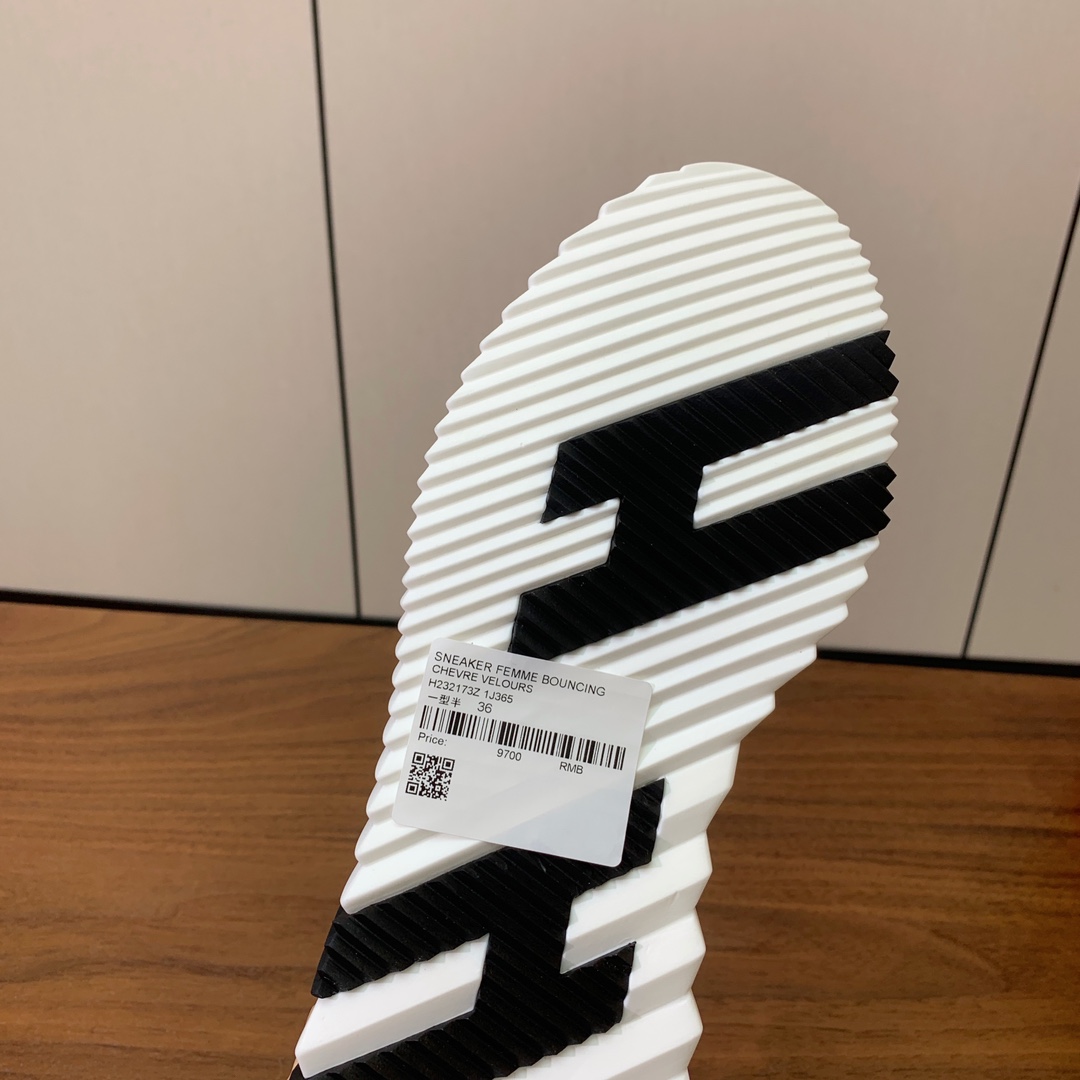 【Herm*s】情侣款顶级版本运动鞋。上脚轻便舒适。鞋面羊京搭配定制网面。羊皮垫脚。增高3cm。原版开模