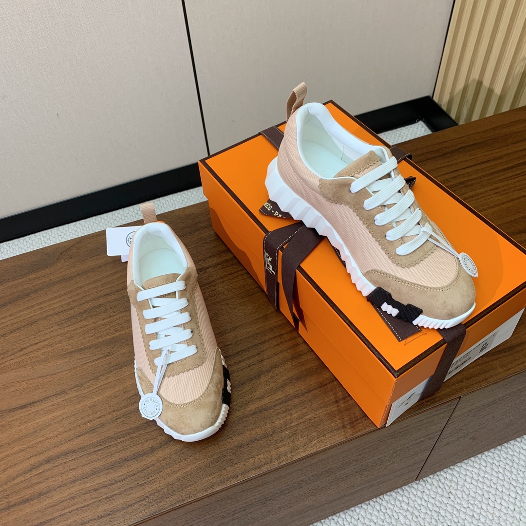 【Herm*s】情侣款顶级版本运动鞋。上脚轻便舒适。鞋面羊京搭配定制网面。羊皮垫脚。增高3cm。原版开模