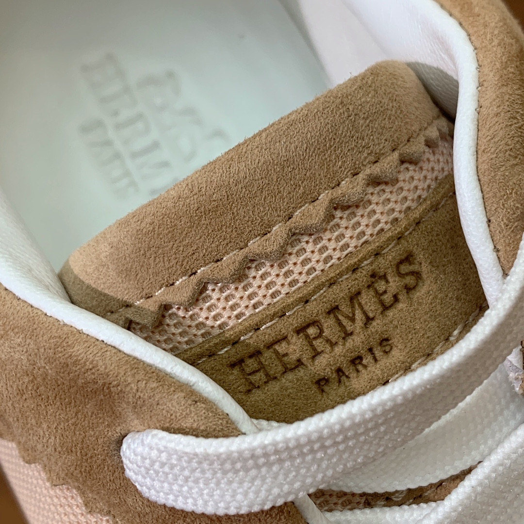 【Herm*s】情侣款顶级版本运动鞋。上脚轻便舒适。鞋面羊京搭配定制网面。羊皮垫脚。增高3cm。原版开模