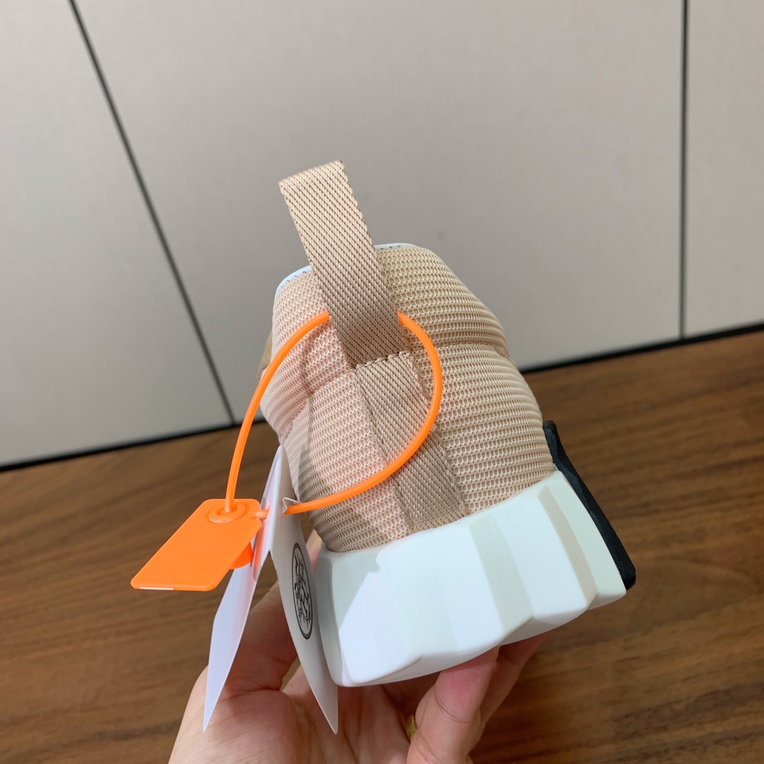 【Herm*s】情侣款顶级版本运动鞋。上脚轻便舒适。鞋面羊京搭配定制网面。羊皮垫脚。增高3cm。原版开模