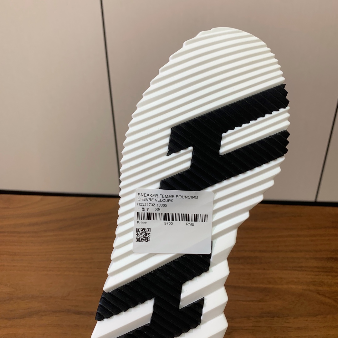 【Herm*s】情侣款顶级版本运动鞋。上脚轻便舒适。鞋面羊京搭配定制网面。羊皮垫脚。增高3cm。原版开模
