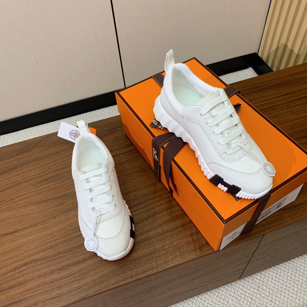 【Herm*s】情侣款顶级版本运动鞋。上脚轻便舒适。鞋面羊京搭配定制网面。羊皮垫脚。增高3cm。原版开模