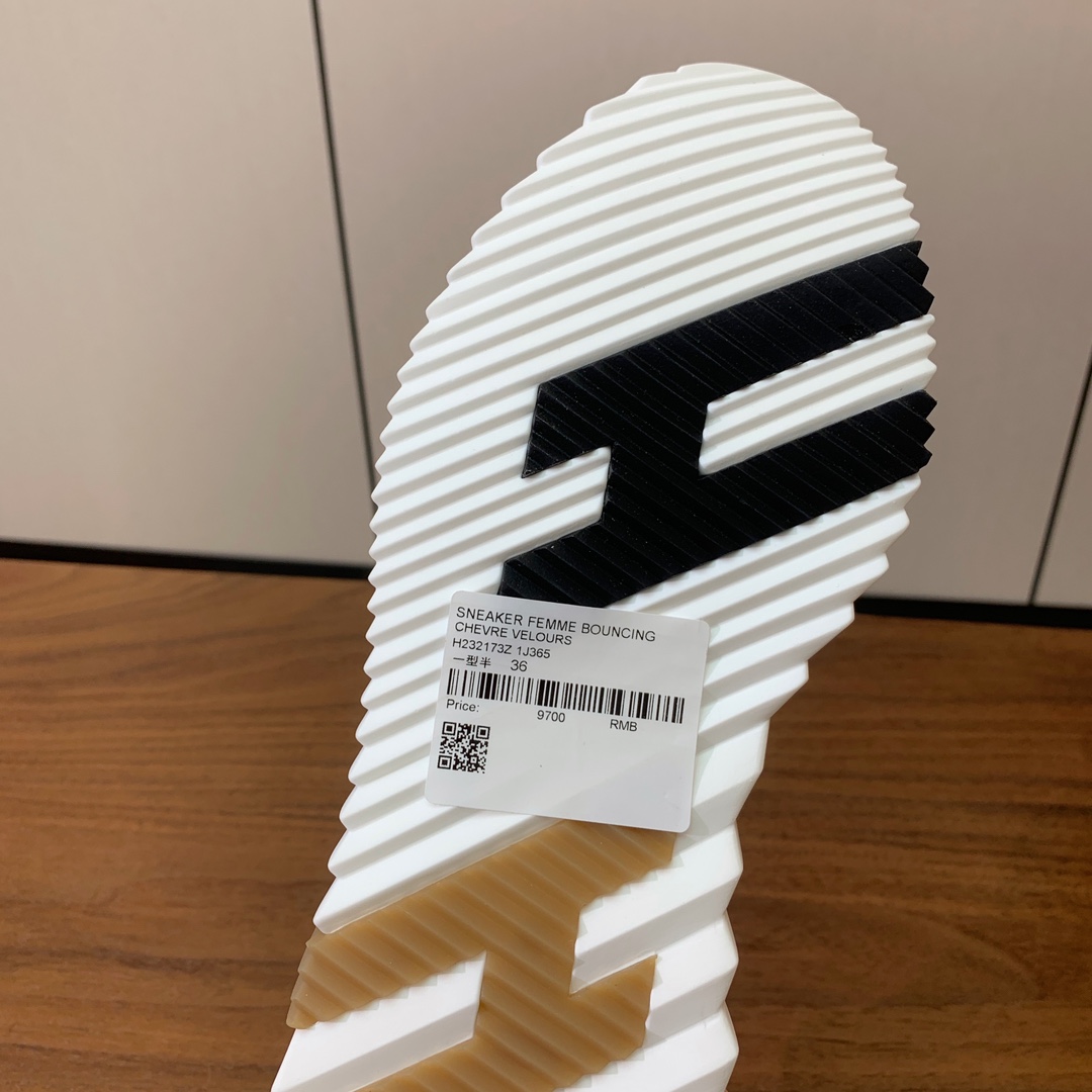 【Herm*s】情侣款顶级版本运动鞋。上脚轻便舒适。鞋面羊京搭配定制网面。羊皮垫脚。增高3cm。原版开模