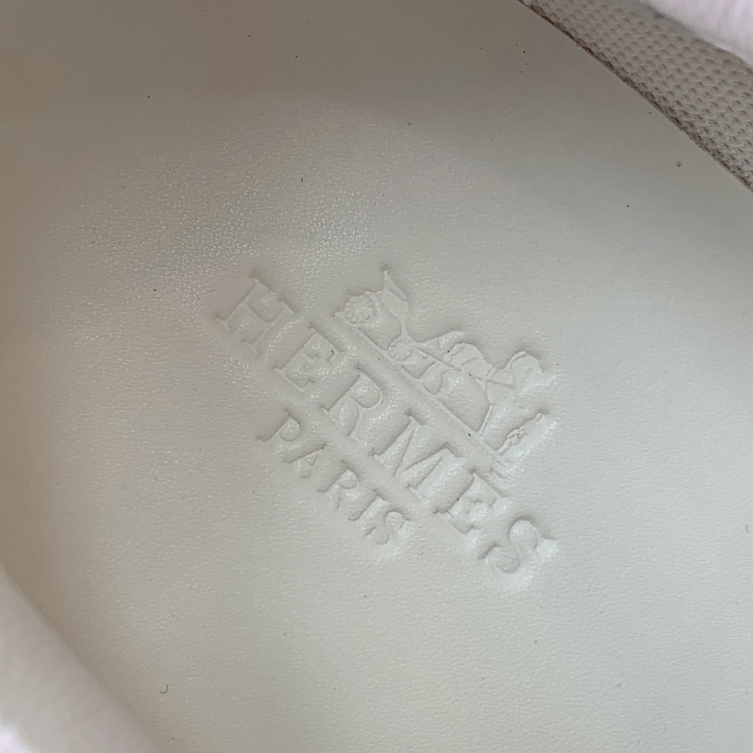 【Herm*s】情侣款顶级版本运动鞋。上脚轻便舒适。鞋面羊京搭配定制网面。羊皮垫脚。增高3cm。原版开模
