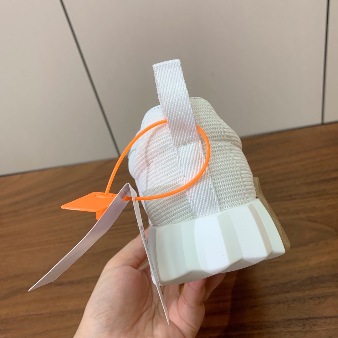 【Herm*s】情侣款顶级版本运动鞋。上脚轻便舒适。鞋面羊京搭配定制网面。羊皮垫脚。增高3cm。原版开模