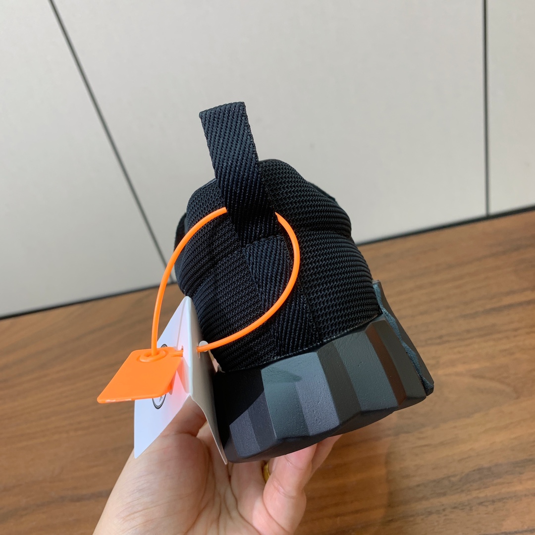 【Herm*s】情侣款顶级版本运动鞋。上脚轻便舒适。鞋面羊京搭配定制网面。羊皮垫脚。增高3cm。原版开模