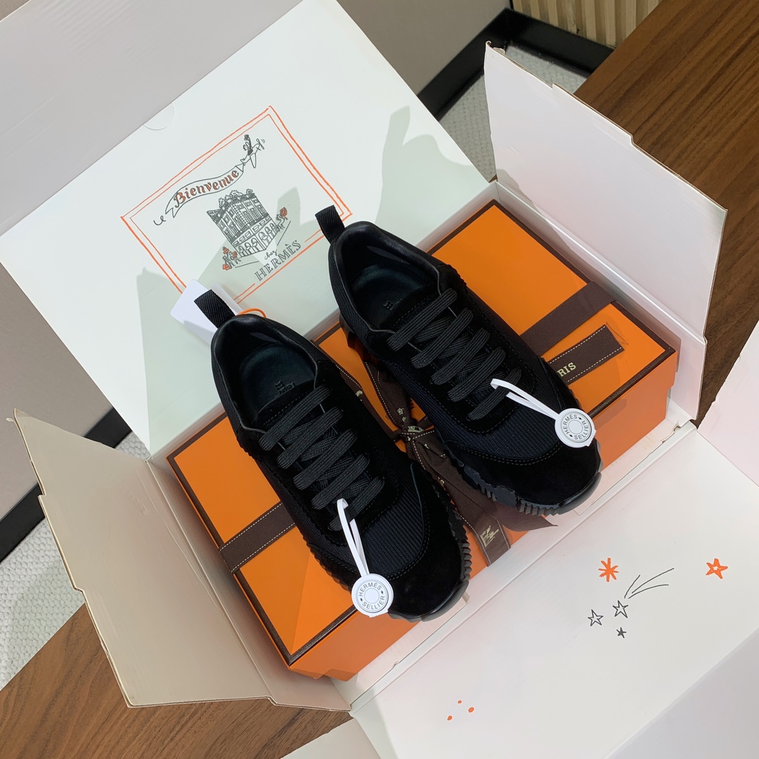【Herm*s】情侣款顶级版本运动鞋。上脚轻便舒适。鞋面羊京搭配定制网面。羊皮垫脚。增高3cm。原版开模