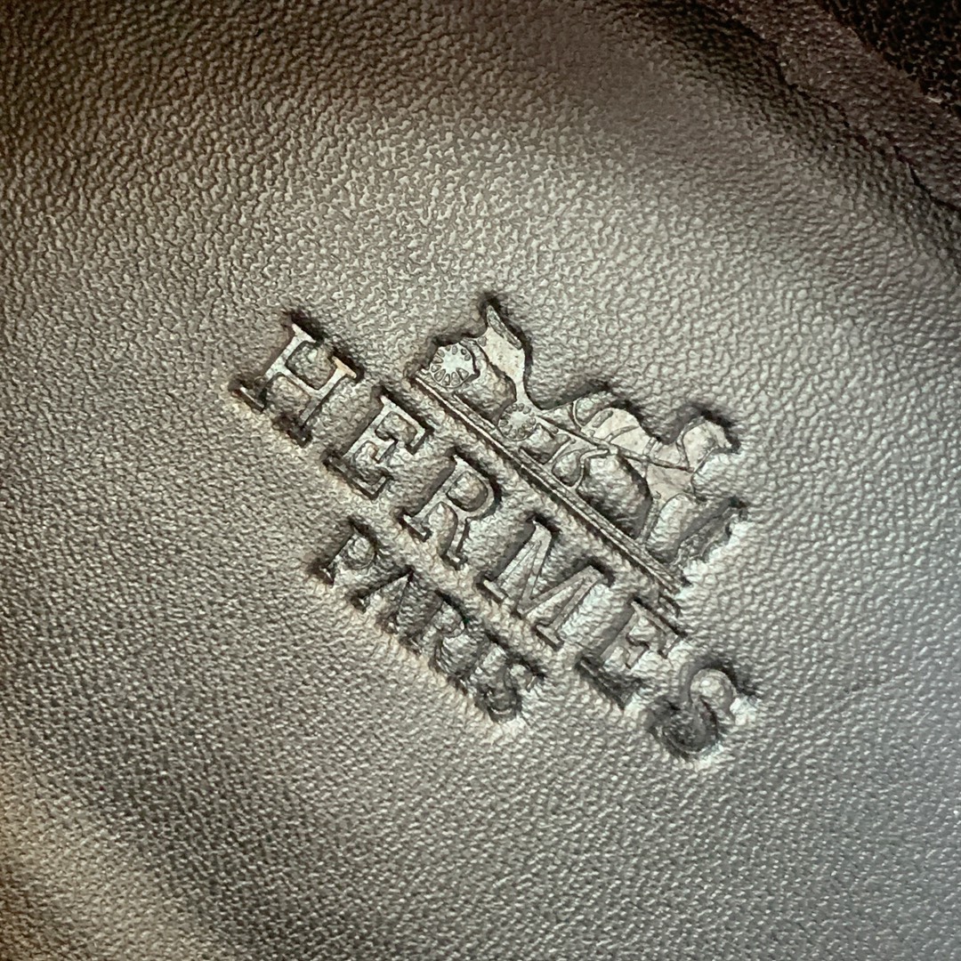 【Herm*s】情侣款顶级版本运动鞋。上脚轻便舒适。鞋面羊京搭配定制网面。羊皮垫脚。增高3cm。原版开模