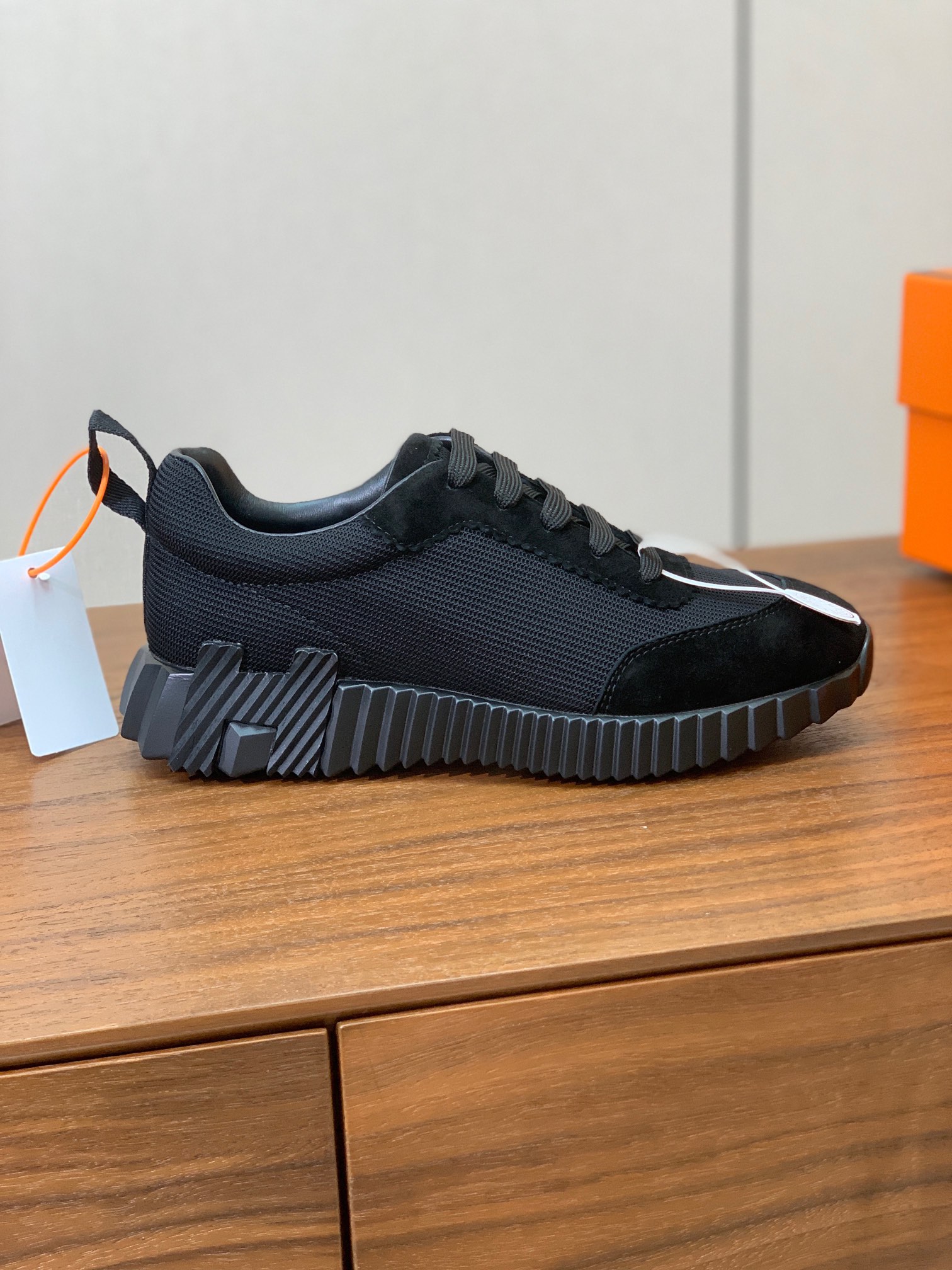 【Herm*s】情侣款顶级版本运动鞋。上脚轻便舒适。鞋面羊京搭配定制网面。羊皮垫脚。增高3cm。原版开模