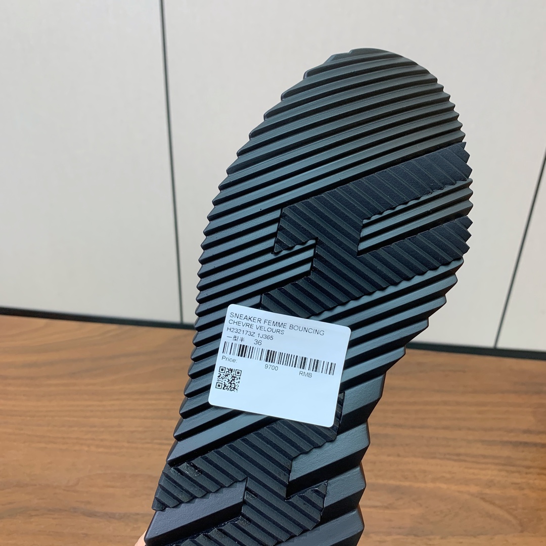 【Herm*s】情侣款顶级版本运动鞋。上脚轻便舒适。鞋面羊京搭配定制网面。羊皮垫脚。增高3cm。原版开模