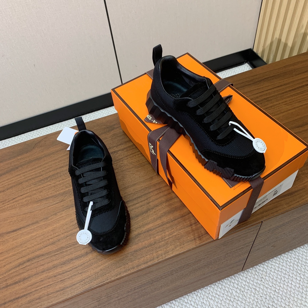 【Herm*s】情侣款顶级版本运动鞋。上脚轻便舒适。鞋面羊京搭配定制网面。羊皮垫脚。增高3cm。原版开模