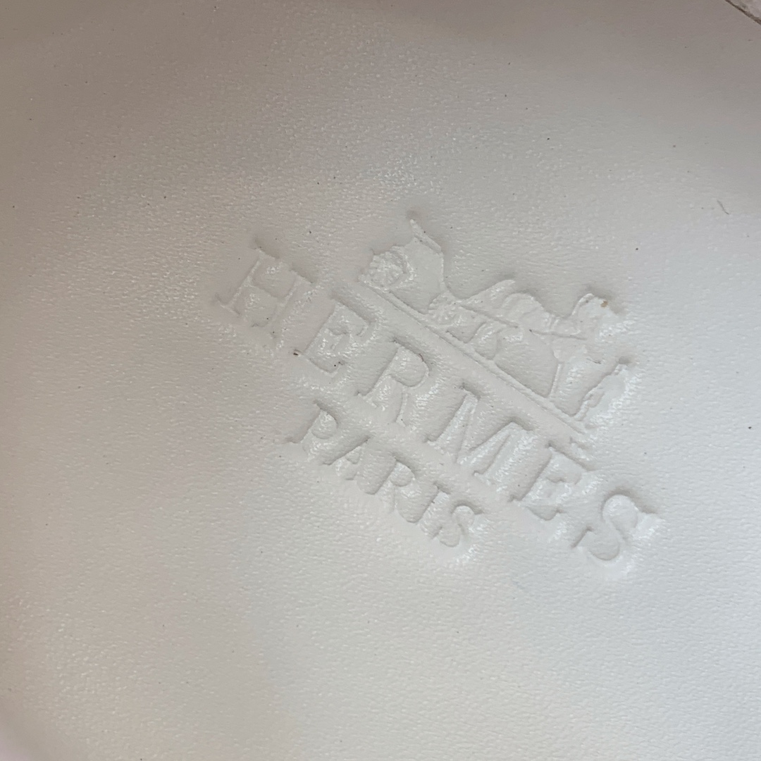 【Herm*s】情侣款顶级版本运动鞋。上脚轻便舒适。鞋面羊京搭配定制网面。羊皮垫脚。增高3cm。原版开模