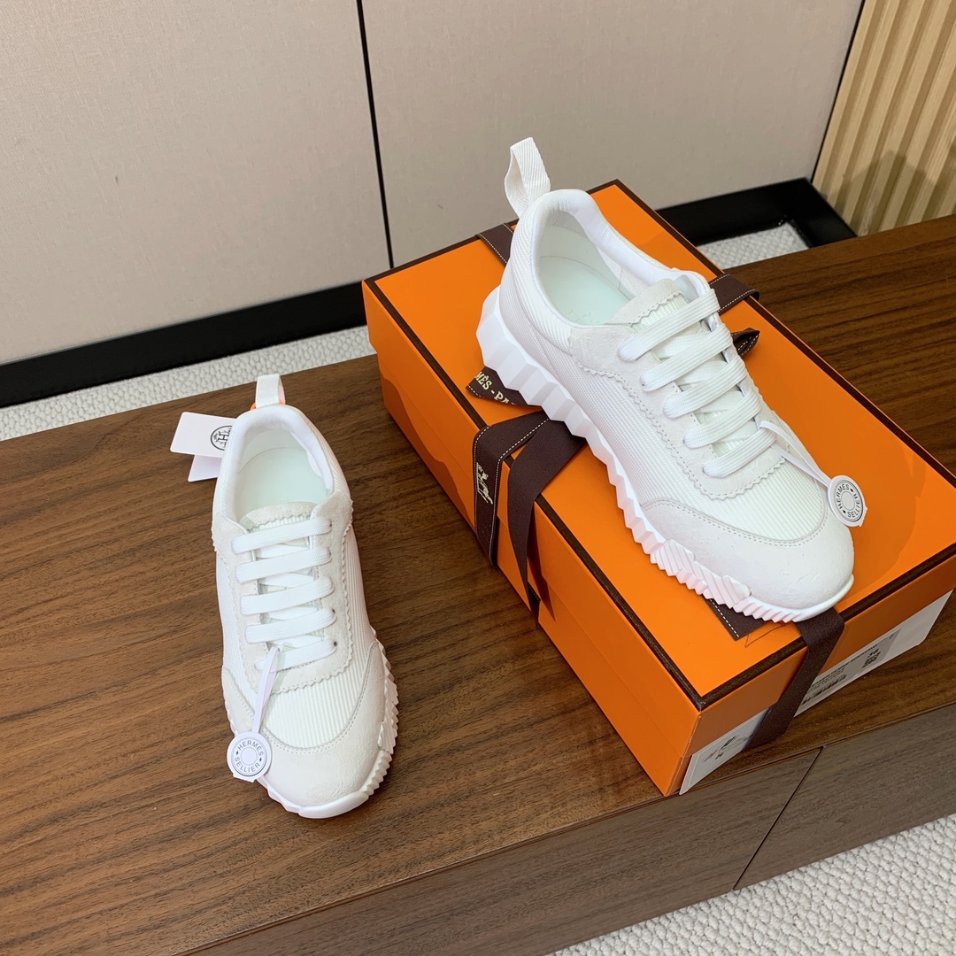 【Herm*s】情侣款顶级版本运动鞋。上脚轻便舒适。鞋面羊京搭配定制网面。羊皮垫脚。增高3cm。原版开模