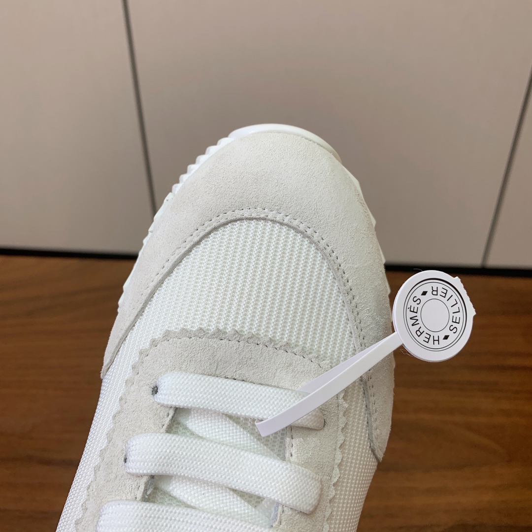 【Herm*s】情侣款顶级版本运动鞋。上脚轻便舒适。鞋面羊京搭配定制网面。羊皮垫脚。增高3cm。原版开模