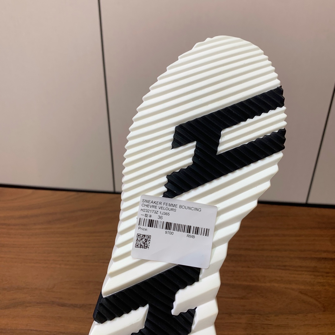 【Herm*s】情侣款顶级版本运动鞋。上脚轻便舒适。鞋面羊京搭配定制网面。羊皮垫脚。增高3cm。原版开模