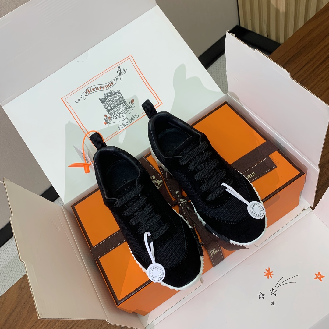 【Herm*s】情侣款顶级版本运动鞋。上脚轻便舒适。鞋面羊京搭配定制网面。羊皮垫脚。增高3cm。原版开模
