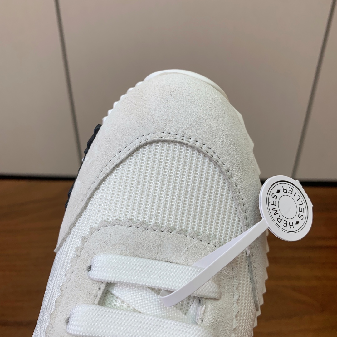 【Herm*s】情侣款顶级版本运动鞋。上脚轻便舒适。鞋面羊京搭配定制网面。羊皮垫脚。增高3cm。原版开模