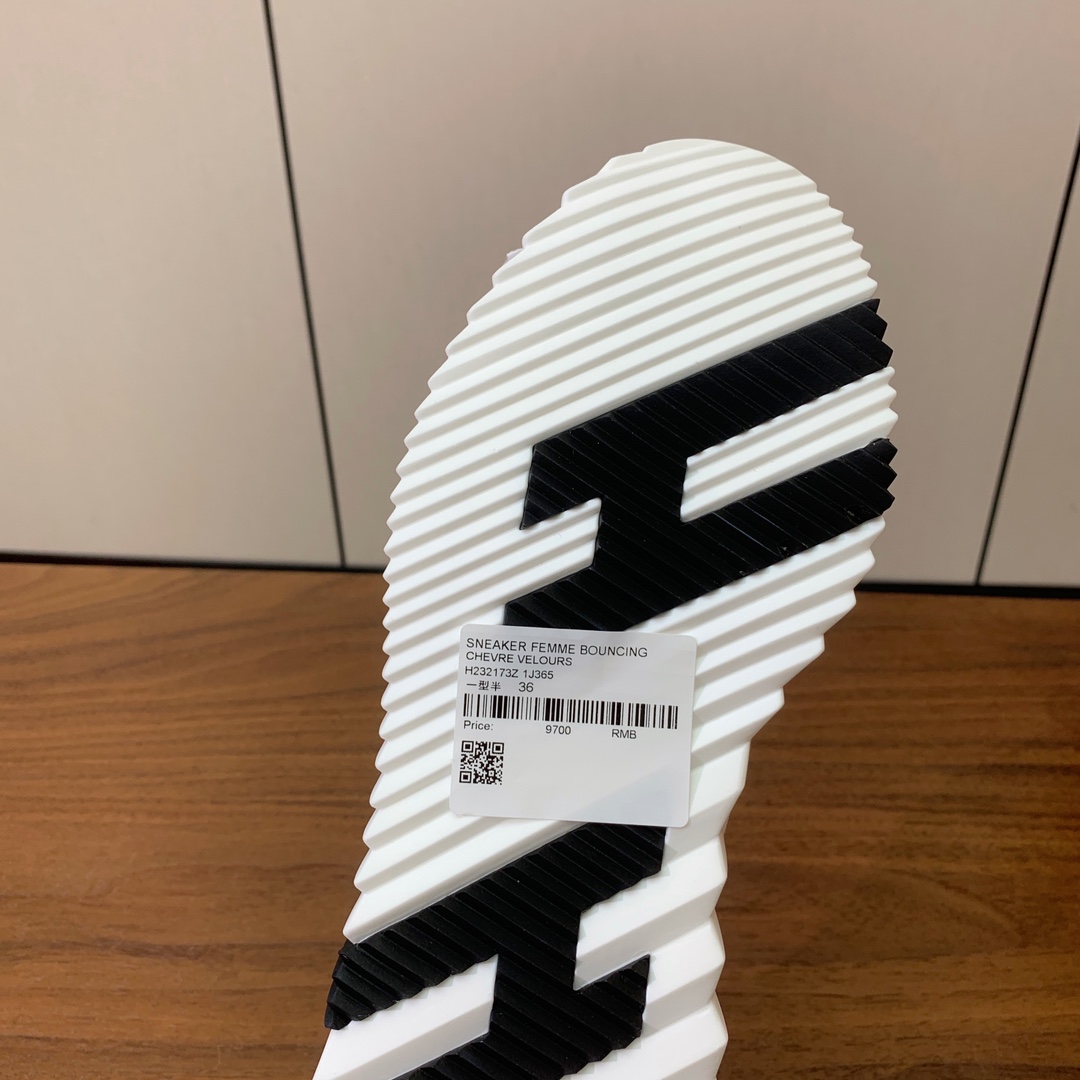 【Herm*s】情侣款顶级版本运动鞋。上脚轻便舒适。鞋面羊京搭配定制网面。羊皮垫脚。增高3cm。原版开模