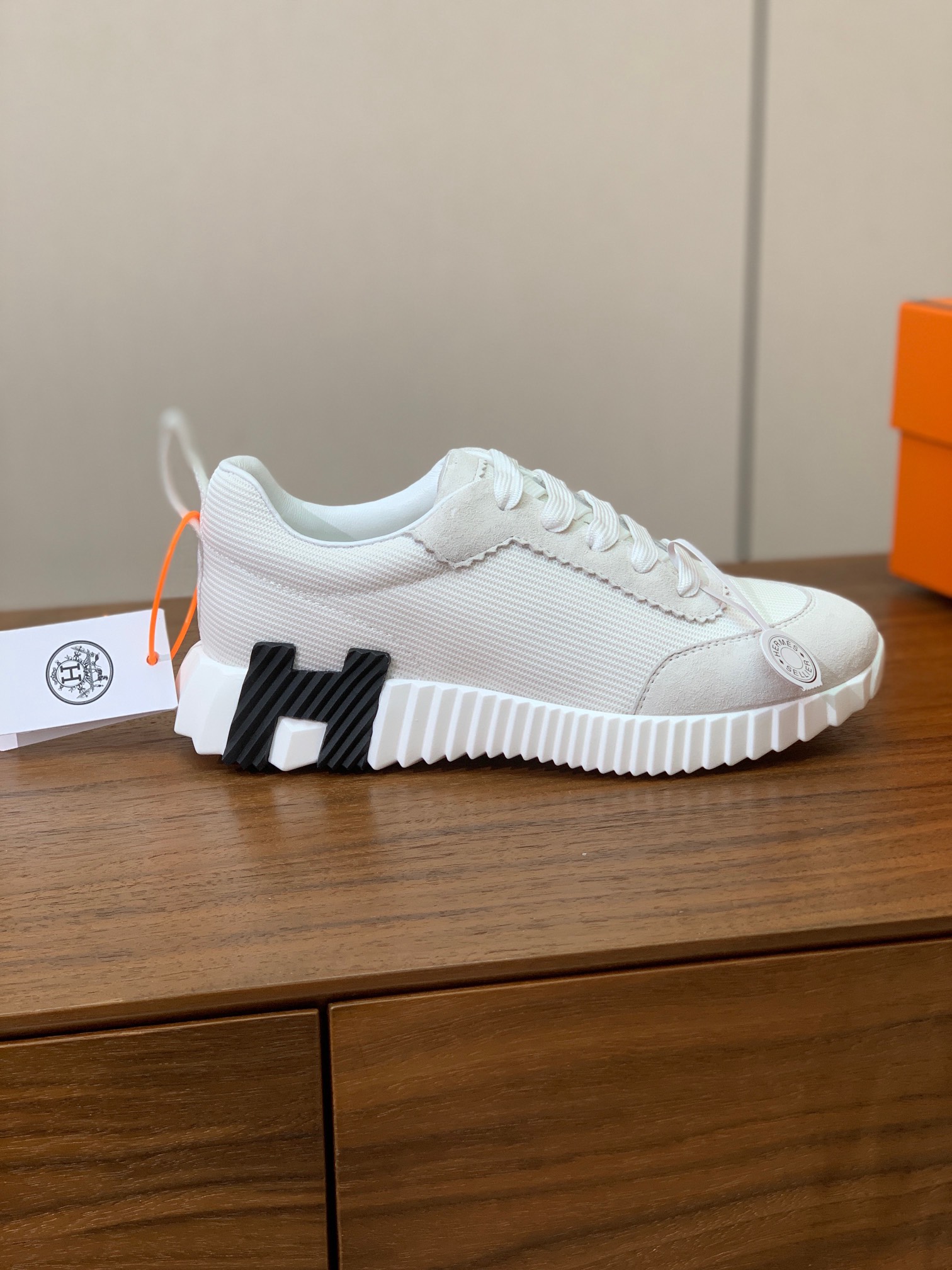 【Herm*s】情侣款顶级版本运动鞋。上脚轻便舒适。鞋面羊京搭配定制网面。羊皮垫脚。增高3cm。原版开模