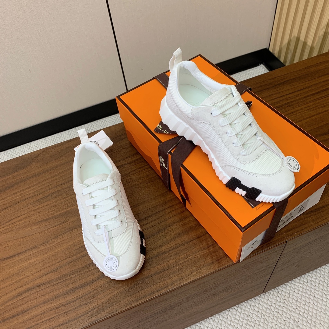 【Herm*s】情侣款顶级版本运动鞋。上脚轻便舒适。鞋面羊京搭配定制网面。羊皮垫脚。增高3cm。原版开模