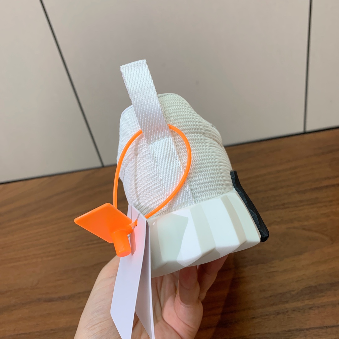 【Herm*s】情侣款顶级版本运动鞋。上脚轻便舒适。鞋面羊京搭配定制网面。羊皮垫脚。增高3cm。原版开模